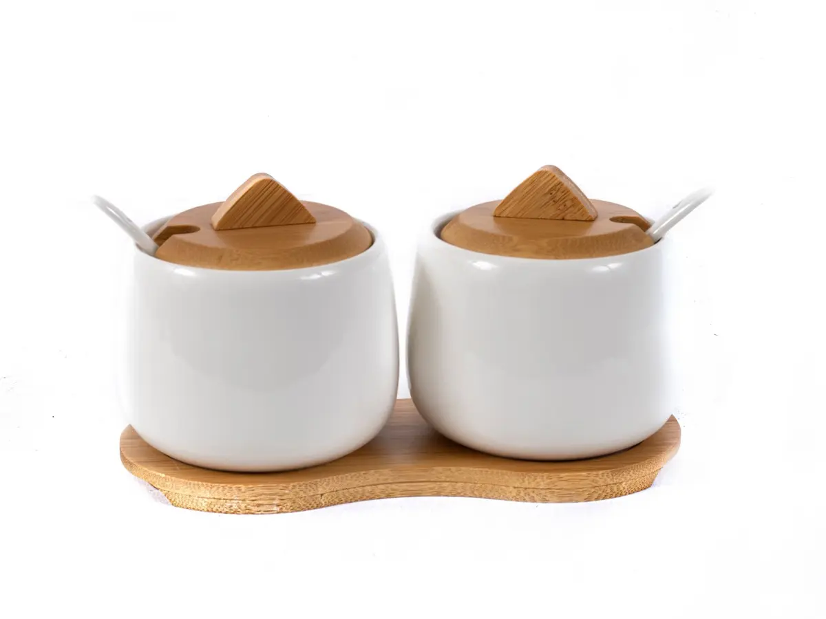 НАБОР БАНОК ДЛЯ СЫПУЧИХ ПРОДУКТОВ фарфоровых 2 шт. 400 мл с ложками на деревянной подставке  Nouvelle 101687
