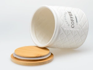 НАБОР БАНОК ДЛЯ СЫПУЧИХ ПРОДУКТОВ керамических "Coffee, Sugar, Tea" 3 шт. 700 мл/11*11*12,3 см на бамбуковой подставке   110150